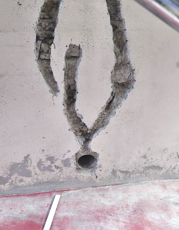 Piquage de la partie inférieure du mur