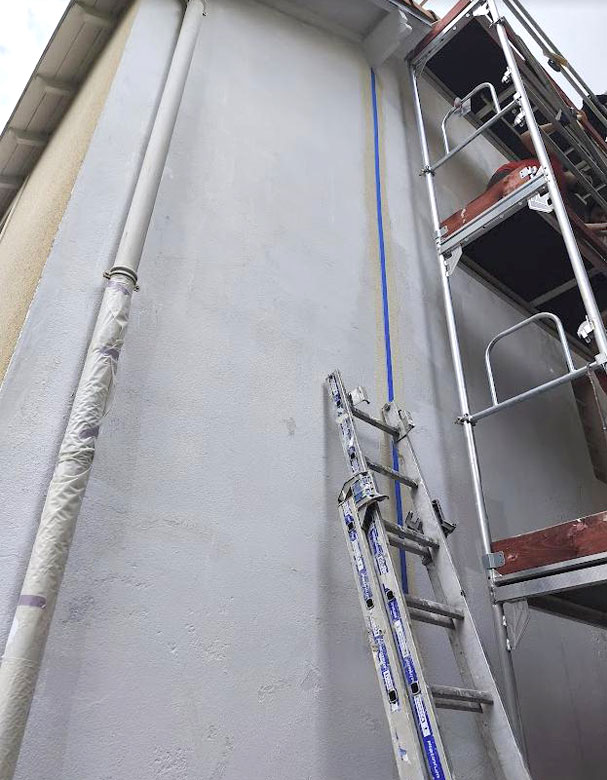 Mur après application de l’impression IMPRITEX® + préparation de la zone d’application de l’enduit RSE CREPITEX®