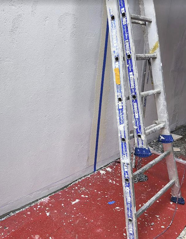 Zoom sur joint de deux zones d’enduit taloché