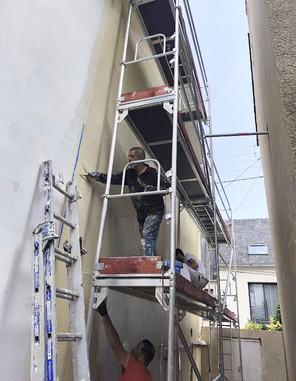Application de l’enduit taloché de haut en bas entre les joints dans un délai court (moins de 2 heures) de façon à assurer l’UNIFORMITE d’ASPECT