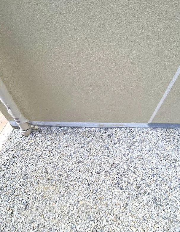Enduit après séchage / avant finition de la peinture du pied de mur